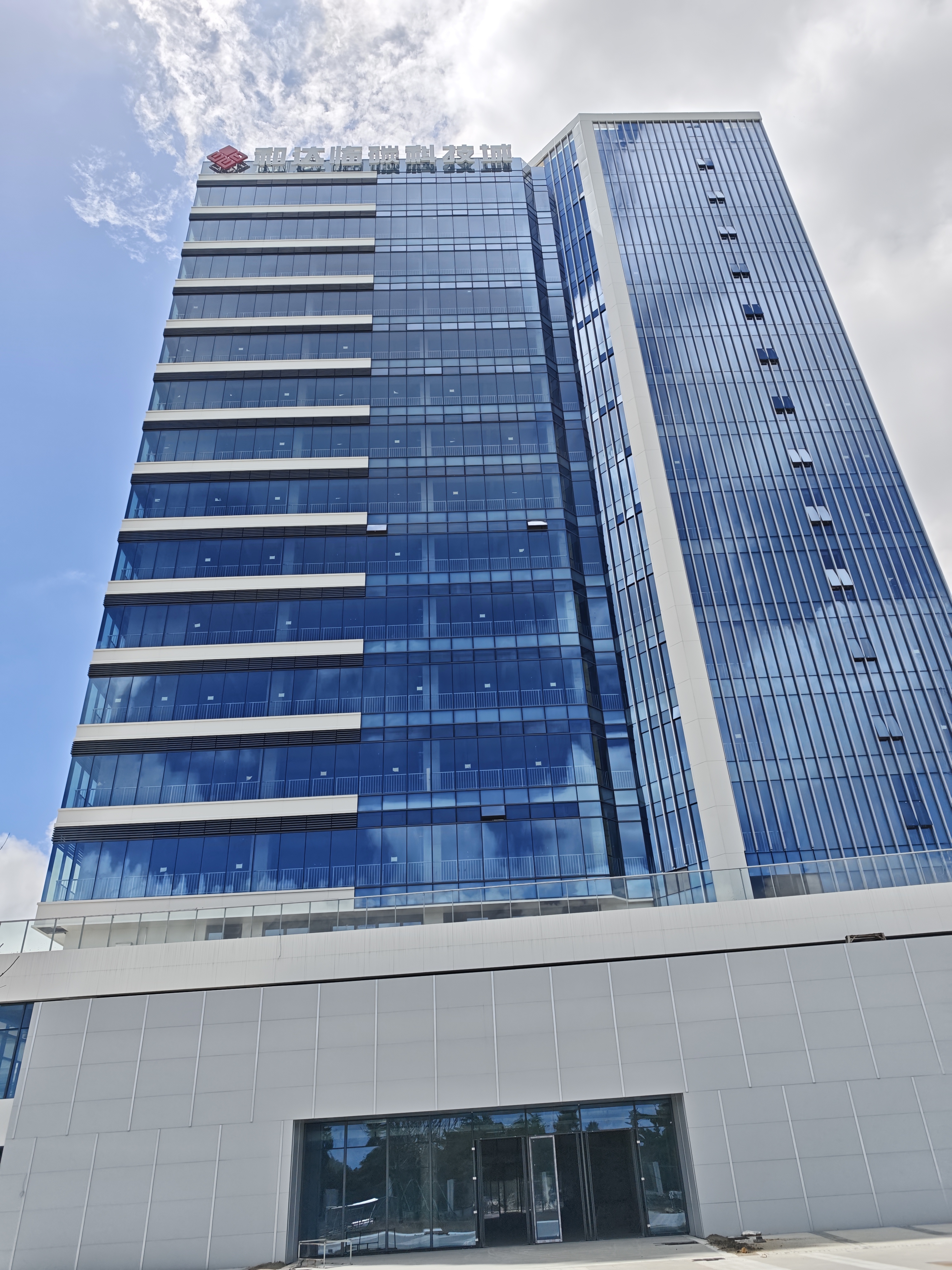 杭州市钱塘区临江街道47万平米全新厂房招商，配套齐全，紧邻地铁。